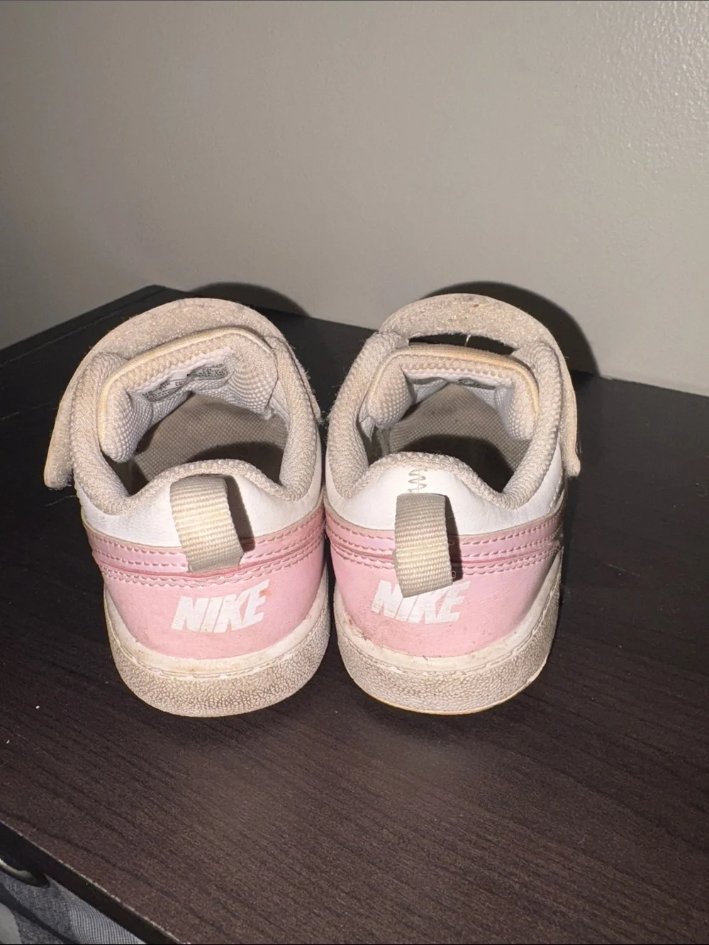 Nike Kids White and Pink Low-Top Sneakers with Hook-and-Loop Strap